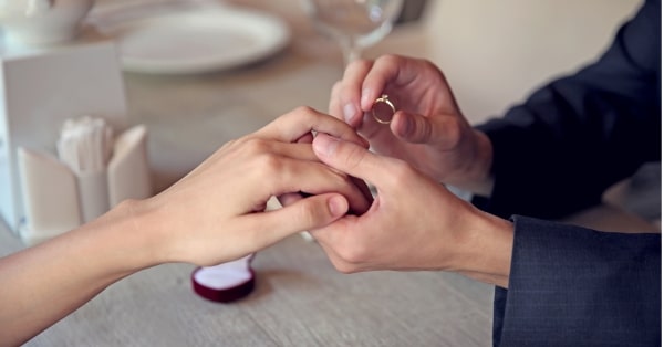 אתה רוצה להציע לה נישואין? כך תפיק הצעה שהיא לא תוכל לסרב לה!